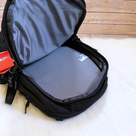 The North Face Unisex Borealis 28 Liter Backpack In Black - Picture 7 of 9